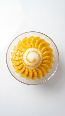 JPG 편집이미지 그릇 디자인 컬러 과일 재료 디저트 나선형 여름 달콤 상큼 망고 망고빙수 편집실사 AI포토 AI콘텐츠 식기 계절 음식 무늬 맛 CG 열대과일 빙수 파일형식