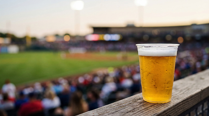 JPG 편집이미지 음료 스포츠 맥주 경기 여러명 컵 빛 경기장 야구 군중 즐거움 야구경기 관람 야구장 편집실사 AI컴퓨터그래픽 AI콘텐츠 식기 감정 다수 스포츠시설 주류 사람 구기 CG 파일형식