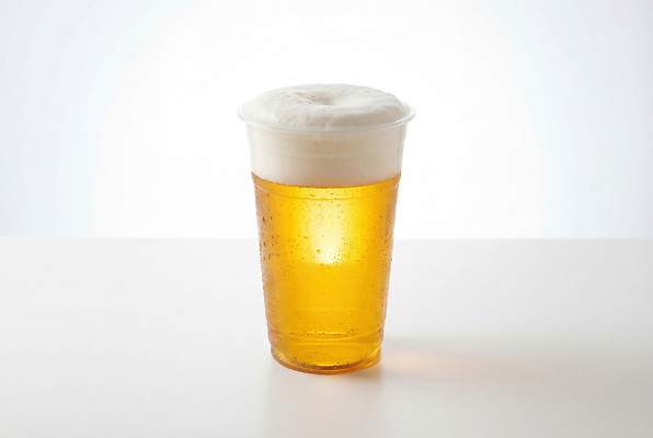 JPG 편집이미지 음료 탁자 맥주 컵 물 친구 파티 거품 금색 시원함 맥주잔 점심 편집실사 AI컴퓨터그래픽 AI콘텐츠 자연요소 식기 컬러 가구 술잔 관계 주류 이벤트 CG 파일형식