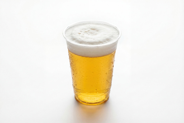 JPG 편집이미지 음료 탁자 휴식 맥주 컵 여름 파티 거품 모임 투명 시원함 플라스틱 맥주잔 편집실사 AI컴퓨터그래픽 AI콘텐츠 식기 계절 가구 컨셉 술잔 재질 주류 이벤트 CG 파일형식