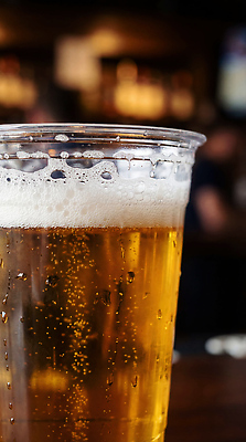 JPG 편집이미지 음료 맥주 대화 웃음 컵 친구 거품 만남 바 분위기 저녁 안주 소음 사교 편집실사 AI컴퓨터그래픽 AI콘텐츠 식기 컨셉 관계 주류 표정 말하기 소리 밤 야간 CG 파일형식