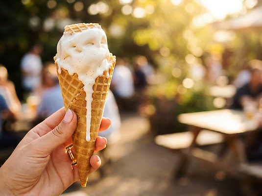JPG 편집이미지 손 행복 모션 탁자 아이스크림 디저트 사람 야외 여름 흐름 맛 더위 즐거움 아이스크림콘 콘아이스크림 의료성형뷰티 편집실사 AI인물포토 AI콘텐츠 녹이기 계절 감정 음식 가구 컨셉 날씨 신체부위 CG 콘 파일형식 AI포토