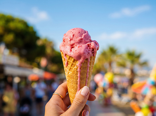 JPG 편집이미지 손 손가락 아이스크림 디저트 여러명 여름 햇빛 흐름 더위 즐거움 콘아이스크림 의료성형뷰티 편집실사 AI인물포토 AI콘텐츠 녹이기 계절 감정 음식 다수 컨셉 모션 날씨 사람 신체부위 빛 CG 파일형식 AI포토