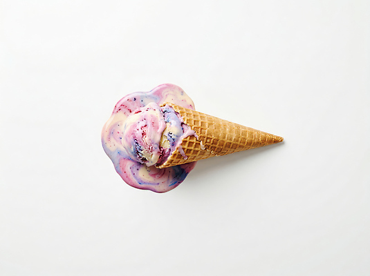 JPG 편집이미지 아이스크림 디저트 바닥 여름 흐름 맛 떨어짐 더위 즐거움 콘아이스크림 편집실사 AI컴퓨터그래픽 AI콘텐츠 녹이기 계절 감정 음식 컨셉 모션 날씨 CG 파일형식