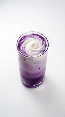 JPG 편집이미지 음료 컬러 유리 디저트 컵 유행 보라색 소용돌이 달콤 크림 홈카페 편집실사 AI포토 AI콘텐츠 우베 우베라떼 식기 음식 재질 카페 회오리 맛 CG 라떼 파일형식