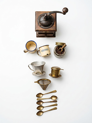 JPG 편집이미지 커피 주전자 컵 금속 숟가락 원두 앤티크 도구 빈티지 커피잔 오브젝트 그라인더 필터 편집실사 AI포토 AI콘텐츠 식기 음료 컨셉 재질 주방용품 잔 수저 CG 커피용품 파일형식