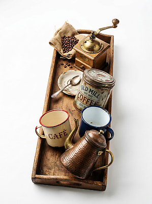 JPG 편집이미지 커피 재료 쟁반 컵 원두 앤티크 도구 빈티지 커피잔 오브젝트 그라인더 편집실사 AI포토 AI콘텐츠 식기 음료 컨셉 잔 CG 커피용품 파일형식