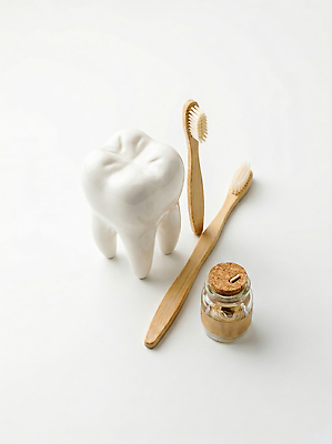 JPG 편집이미지 생활용품 유리병 건강 위생용품 모형 건강관리 치아 위생 칫솔 구강 치약 치아모형 치아건강 편집실사 AI포토 AI콘텐츠 병_용기 관리 입 소화기관 CG 오브젝트 파일형식