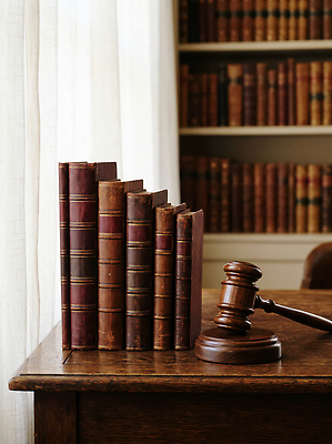 JPG 편집이미지 책 판사 문서 법 의사봉 법원 나무책상 편집실사 AI포토 AI콘텐츠 목재 법률가 책상 CG 파일형식