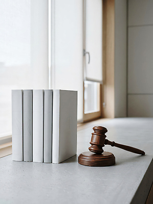 JPG 편집이미지 책 망치 판사 문서 법 의사봉 재판 법원 법정 편집실사 AI포토 AI콘텐츠 공구 법률가 CG 파일형식