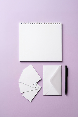 JPG 편집이미지 디자인 문구용품 편지봉투 아이디어 종이봉투 펜 기록 계획 편지지 편지쓰기 목업 편집실사 AI포토 AI콘텐츠 컨셉 봉투 필기구 편지 CG 오브젝트 파일형식