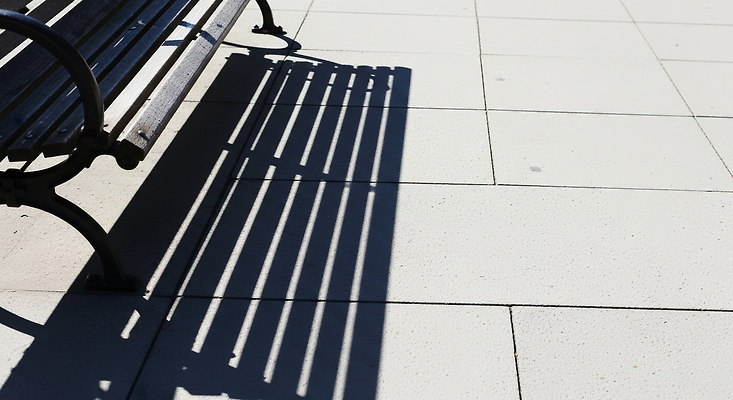 JPG 편집이미지 공원 벤치 휴식 거리 바닥 그림자 야외 햇빛 산책 공간 도시 보행로 조용 한가함 편집실사 AI포토 AI콘텐츠 공공시설 길 컨셉 의자 태양 CG 파일형식