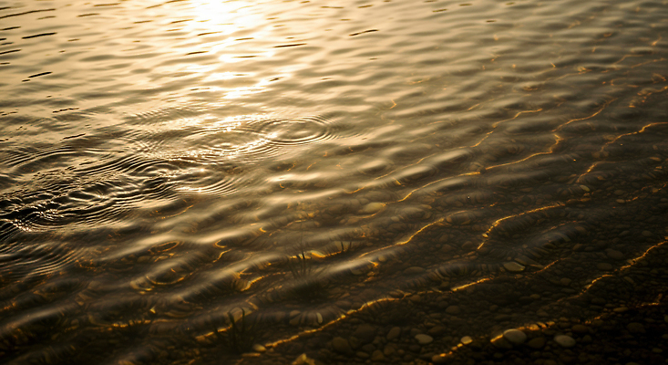 JPG 편집이미지 호수 물결 자연 물 여름 빛 태양 반사 평화 조약돌 수면 저녁 편집실사 AI포토 AI콘텐츠 자연요소 계절 컨셉 돌 밤 야간 CG 생태계 파일형식