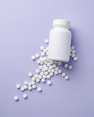 JPG 편집이미지 건강 치료 알약 약 떨어짐 약병 약국 편집실사 AI포토 AI콘텐츠 컨셉 의학 CG 병_담는 파일형식