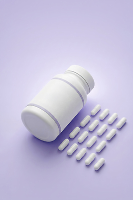 JPG 편집이미지 포장 건강 치료 알약 약 약병 상품 약국 복용 영양제 편집실사 AI포토 AI콘텐츠 의학 CG 병_담는 파일형식