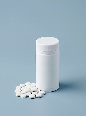 JPG 편집이미지 포장 바닥 건강 치료 알약 약 약병 복용 편집실사 AI포토 AI콘텐츠 의학 CG 병_담는 파일형식