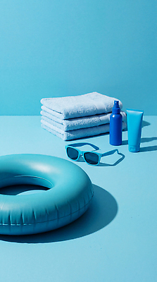 JPG 편집이미지 물놀이 파란색 수건 선크림 스프레이 튜브 의료성형뷰티 편집실사 AI인물포토 AI콘텐츠 컬러 놀이 위생용품 화장품 CG 파일형식 AI포토