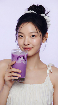 JPG 편집이미지 헤어스타일 손 옷 여자 얼굴 음료 미소 들기 상반신 의료성형뷰티 편집실사 AI인물포토 AI콘텐츠 우베 우베라떼 모션 표정 사람 신체부위 CG 라떼 파일형식 AI포토