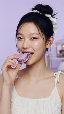 JPG 편집이미지 여자 얼굴 포즈 디저트 실내 미소 보라색 먹기 즐거움 마카롱 의료성형뷰티 편집실사 AI인물포토 AI콘텐츠 우베 감정 음식 컬러 모션 표정 사람 내부 신체부위 CG 파일형식 AI포토