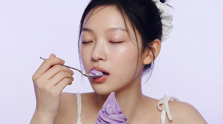 JPG 편집이미지 여자 아이스크림 디저트 여름 숟가락 먹기 소프트아이스크림 의료성형뷰티 편집실사 AI인물포토 AI콘텐츠 우베 계절 음식 모션 수저 사람 CG 파일형식 AI포토