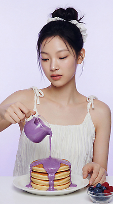 JPG 편집이미지 여자 재료 디저트 보라색 집중 시럽 팬케이크 의료성형뷰티 편집실사 AI인물포토 AI콘텐츠 우베 음식 컬러 컨셉 사람 케이크 CG 파일형식 AI포토