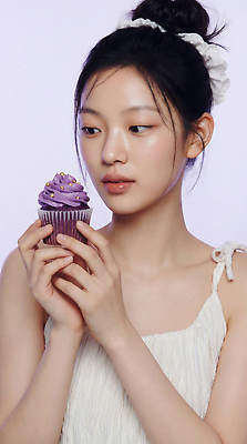 JPG 편집이미지 손 응시 여자 포즈 디저트 보라색 달콤 컵케이크 집중 의료성형뷰티 편집실사 AI인물포토 AI콘텐츠 우베 시선 음식 컬러 컨셉 사람 신체부위 케이크 맛 CG 파일형식 AI포토