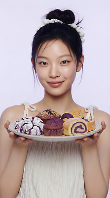 JPG 편집이미지 접시 손 여자 음식 디저트 미소 쿠키 컵케이크 오브젝트 롤케이크 의료성형뷰티 편집실사 AI인물포토 AI콘텐츠 우베 식기 표정 사람 신체부위 케이크 CG 파일형식 AI포토