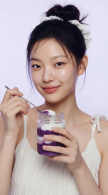 JPG 편집이미지 손 여자 음식 유리병 디저트 밝음 숟가락 보라색 달콤 먹기 즐거움 의료성형뷰티 편집실사 AI인물포토 AI콘텐츠 우베 감정 컬러 모션 병_용기 수저 사람 신체부위 맛 CG 파일형식 AI포토