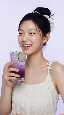 JPG 편집이미지 손 옷 여자 음료 미소 웃음 컵 보라색 사진촬영 즐거움 의료성형뷰티 청량 편집실사 AI인물포토 AI콘텐츠 우베 식기 감정 컬러 표정 사람 신체부위 촬영 CG 파일형식 AI포토