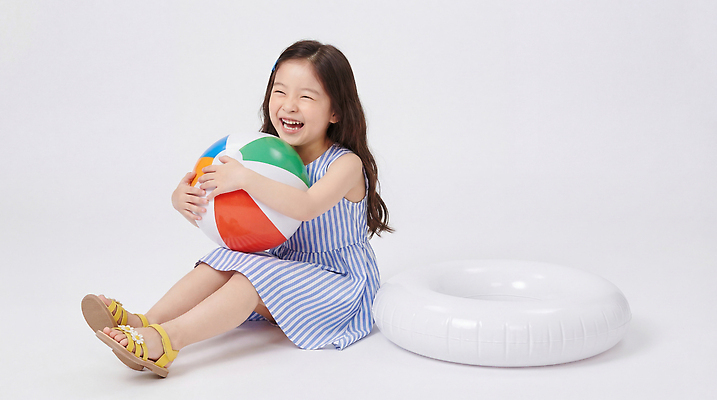 JPG 편집이미지 어린이 모션 물놀이 실내 웃음 소녀 여름 즐거움 풍선 튜브 의료성형뷰티 편집실사 AI인물포토 AI콘텐츠 계절 여자 감정 놀이 표정 사람 내부 CG 파일형식 AI포토