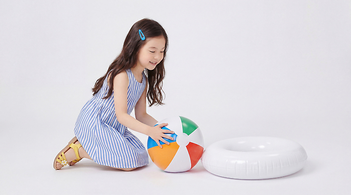 JPG 편집이미지 행복 어린이 공 모션 놀이 웃음 소녀 여름 집중 장면 튜브 의료성형뷰티 편집실사 AI인물포토 AI콘텐츠 계절 여자 감정 컨셉 표정 사람 CG 파일형식 AI포토