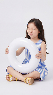 JPG 편집이미지 손 백그라운드 물놀이 놀이 실내 웃음 앉기 소녀 여름 준비 의료성형뷰티 편집실사 AI인물포토 AI콘텐츠 계절 여자 어린이 모션 표정 내부 신체부위 CG 파일형식 AI포토