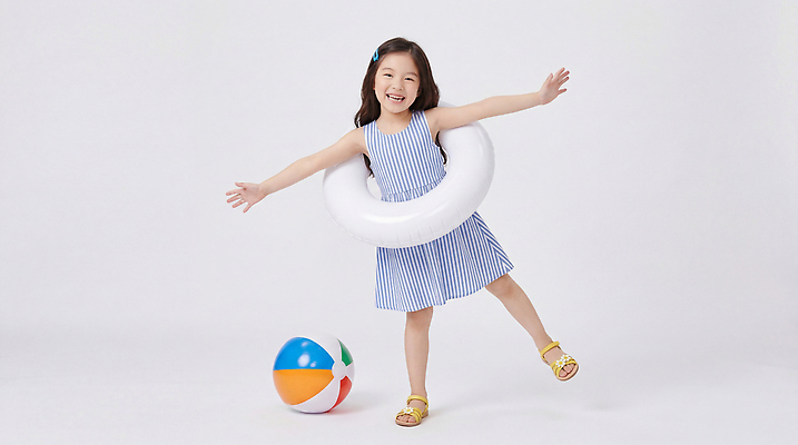 JPG 편집이미지 어린이 물놀이 놀이 휴가 웃음 소녀 여름 놀이기구 비치볼 즐거움 튜브 의료성형뷰티 편집실사 AI인물포토 AI콘텐츠 계절 여자 감정 공 바캉스용품 표정 사람 CG 파일형식 AI포토