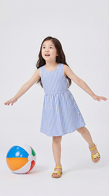 JPG 편집이미지 원피스 어린이 공 모션 발 놀이 실내 웃음 소녀 여름 귀여움 다리 즐거움 아동복 의료성형뷰티 편집실사 AI인물포토 AI콘텐츠 옷 계절 여자 감정 컨셉 표정 사람 내부 신체부위 CG 파일형식 AI포토