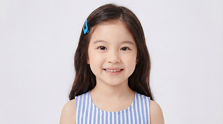 JPG 편집이미지 옷 패션 어린이 표정 미소 소녀 여름 촬영 줄무늬 머리핀 아동복 의료성형뷰티 스타일 편집실사 AI인물포토 AI콘텐츠 계절 여자 무늬 장신구 사람 CG 파일형식 AI포토