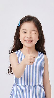 JPG 편집이미지 손 패션 어린이 백그라운드 표정 미소 웃음 사람 소녀 여름 줄무늬 기쁨 긍정적 의료성형뷰티 편집실사 AI인물포토 AI콘텐츠 계절 여자 감정 무늬 신체부위 CG 파일형식 AI포토