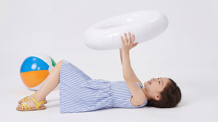 JPG 편집이미지 어린이 공 모션 물놀이 놀이 바닥 실내 웃음 소녀 여름 줄무늬 샌들 즐거움 튜브 의료성형뷰티 편집실사 AI인물포토 AI콘텐츠 계절 여자 감정 신발 무늬 표정 사람 내부 CG 파일형식 AI포토