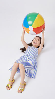 JPG 편집이미지 어린이 모션 놀이 웃음 소녀 여름 기쁨 즐거움 의료성형뷰티 편집실사 AI인물포토 AI콘텐츠 계절 여자 감정 표정 사람 CG 파일형식 AI포토