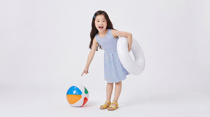 JPG 편집이미지 어린이 모션 놀이 소녀 여름 즐거움 튜브 놀기 의료성형뷰티 편집실사 AI인물포토 AI콘텐츠 계절 여자 감정 사람 CG 파일형식 AI포토