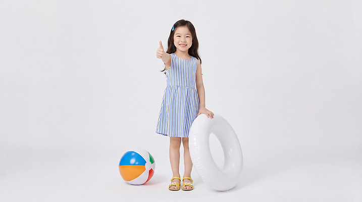 JPG 편집이미지 행복 어린이 공 모션 물놀이 놀이 웃음 소녀 여름 즐거움 오브젝트 의료성형뷰티 편집실사 AI인물포토 AI콘텐츠 계절 여자 감정 표정 사람 CG 파일형식 AI포토