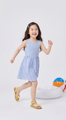 JPG 편집이미지 행복 어린이 공 모션 놀이 웃음 소녀 여름 즐거움 의료성형뷰티 편집실사 AI인물포토 AI콘텐츠 계절 여자 감정 표정 사람 CG 파일형식 AI포토