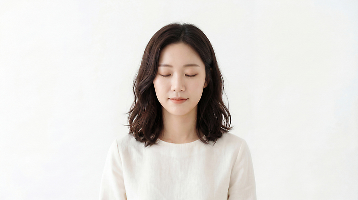 JPG 편집이미지 여자 실내 앞모습 머리카락 촬영 고요 눈 흰옷 의료성형뷰티 편집실사 AI인물포토 AI콘텐츠 옷 뷰포인트 사람 내부 머리 CG 파일형식 AI포토