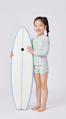 JPG 편집이미지 수영복 어린이 미소 소녀 여름 장비 서핑보드 서핑 즐거움 준비 의료성형뷰티 편집실사 AI인물포토 AI콘텐츠 옷 계절 여자 감정 표정 사람 수상스포츠 보드_스포츠 CG 파일형식 AI포토