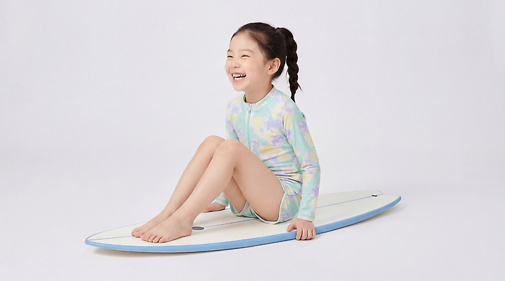 JPG 편집이미지 어린이 모션 웃음 소녀 여름 서핑보드 서핑 즐거움 의료성형뷰티 편집실사 AI인물포토 AI콘텐츠 계절 여자 감정 표정 사람 수상스포츠 보드_스포츠 CG 파일형식 AI포토