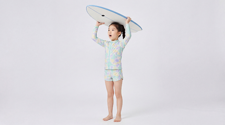 JPG 편집이미지 어린이 모션 실내 소녀 여름 장비 서핑보드 서핑 즐거움 준비 의료성형뷰티 편집실사 AI인물포토 AI콘텐츠 계절 여자 감정 사람 내부 수상스포츠 보드_스포츠 CG 파일형식 AI포토