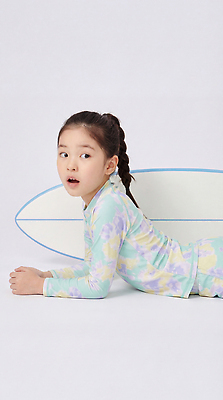 JPG 편집이미지 어린이 표정 소녀 여름 서핑보드 서핑 준비 의료성형뷰티 편집실사 AI인물포토 AI콘텐츠 계절 여자 사람 수상스포츠 보드_스포츠 CG 파일형식 AI포토