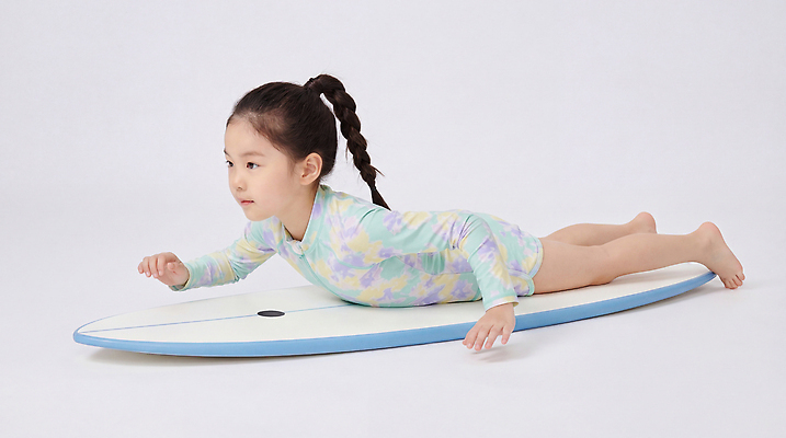 JPG 편집이미지 수영복 어린이 모션 소녀 여름 서핑보드 서핑 연습 즐거움 어린이용 의료성형뷰티 편집실사 AI인물포토 AI콘텐츠 옷 계절 여자 감정 사람 수상스포츠 보드_스포츠 CG 파일형식 AI포토