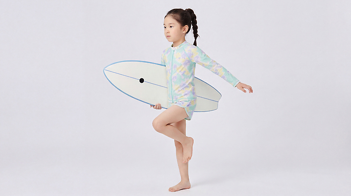 JPG 편집이미지 수영복 어린이 물놀이 실내 소녀 수영 서핑보드 서핑 의료성형뷰티 편집실사 AI인물포토 AI콘텐츠 옷 여자 놀이 사람 내부 수상스포츠 보드_스포츠 CG 파일형식 AI포토