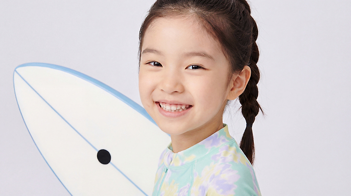 JPG 편집이미지 수영복 어린이 모션 표정 웃음 소녀 여름 서핑보드 서핑 즐거움 의료성형뷰티 편집실사 AI인물포토 AI콘텐츠 옷 계절 여자 감정 사람 수상스포츠 보드_스포츠 CG 파일형식 AI포토