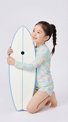 JPG 편집이미지 어린이 모션 웃음 소녀 여름 장비 서핑보드 서핑 준비 의료성형뷰티 편집실사 AI인물포토 AI콘텐츠 계절 여자 표정 사람 수상스포츠 보드_스포츠 CG 파일형식 AI포토